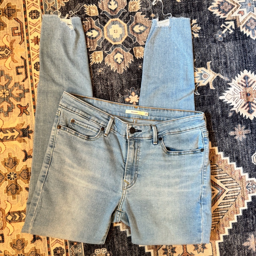 Levi’s 711 Skinny Women’s Jeans Light Wash Distressed Hem Size 29 - Picture 3 of 16